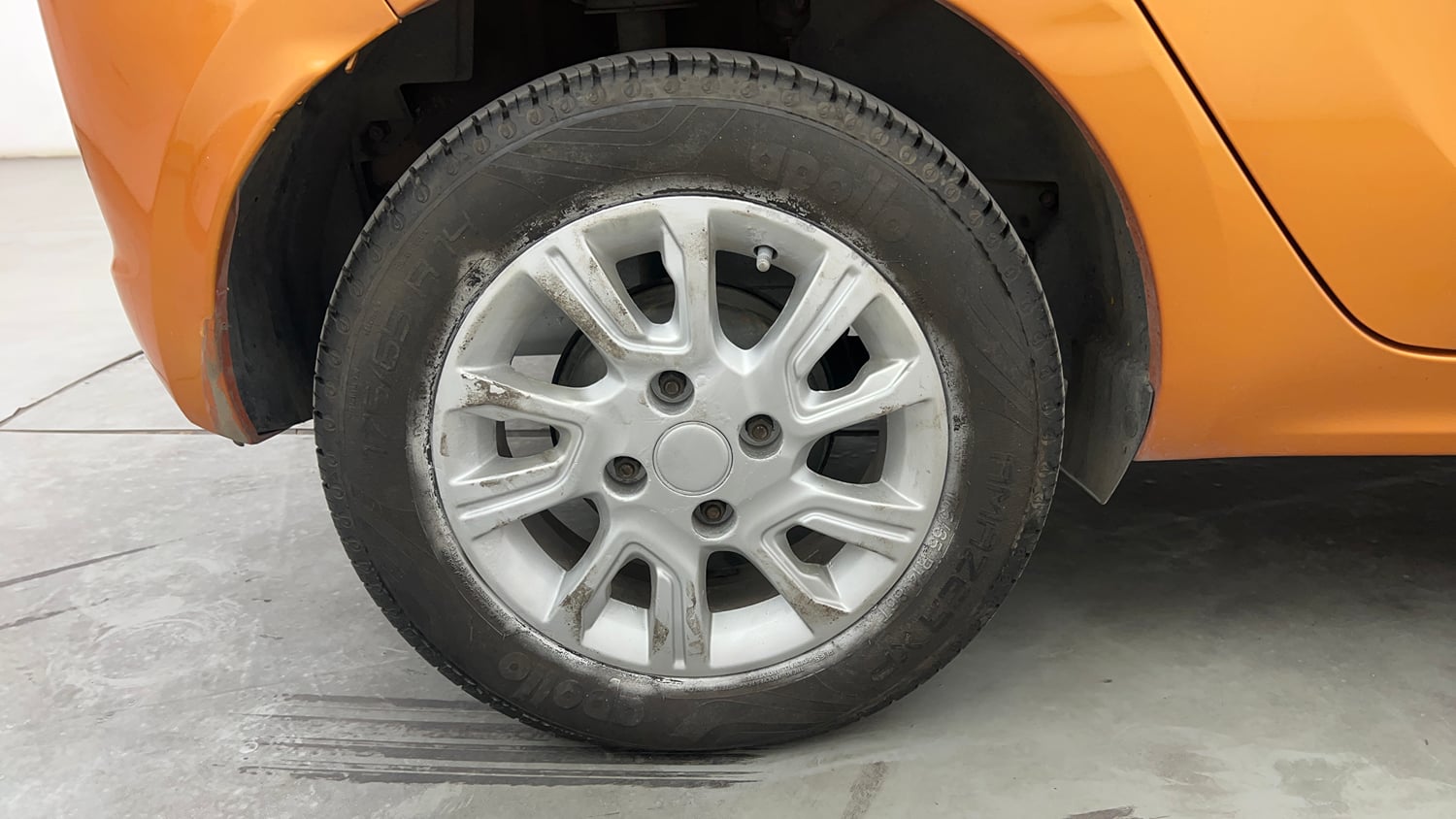 Used 2016 Tata Tiago Revotron XZ Petrol Manual tyres RIGHT REAR TYRE RIM VIEW