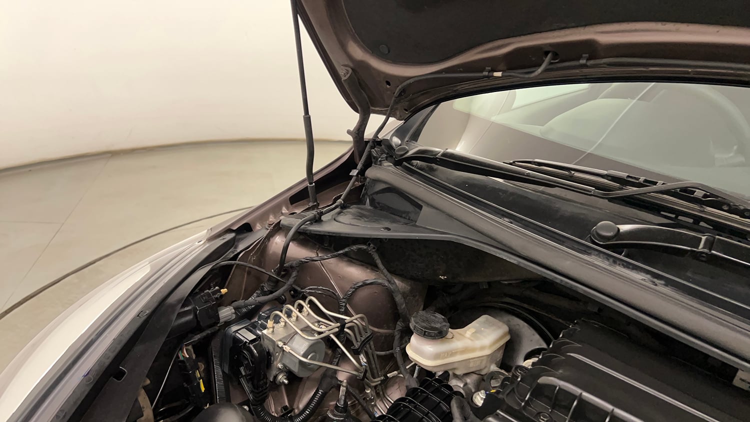 Used 2018 Tata Tigor Revotron XZA Petrol Automatic engine ENGINE RIGHT SIDE HINGE & APRON VIEW