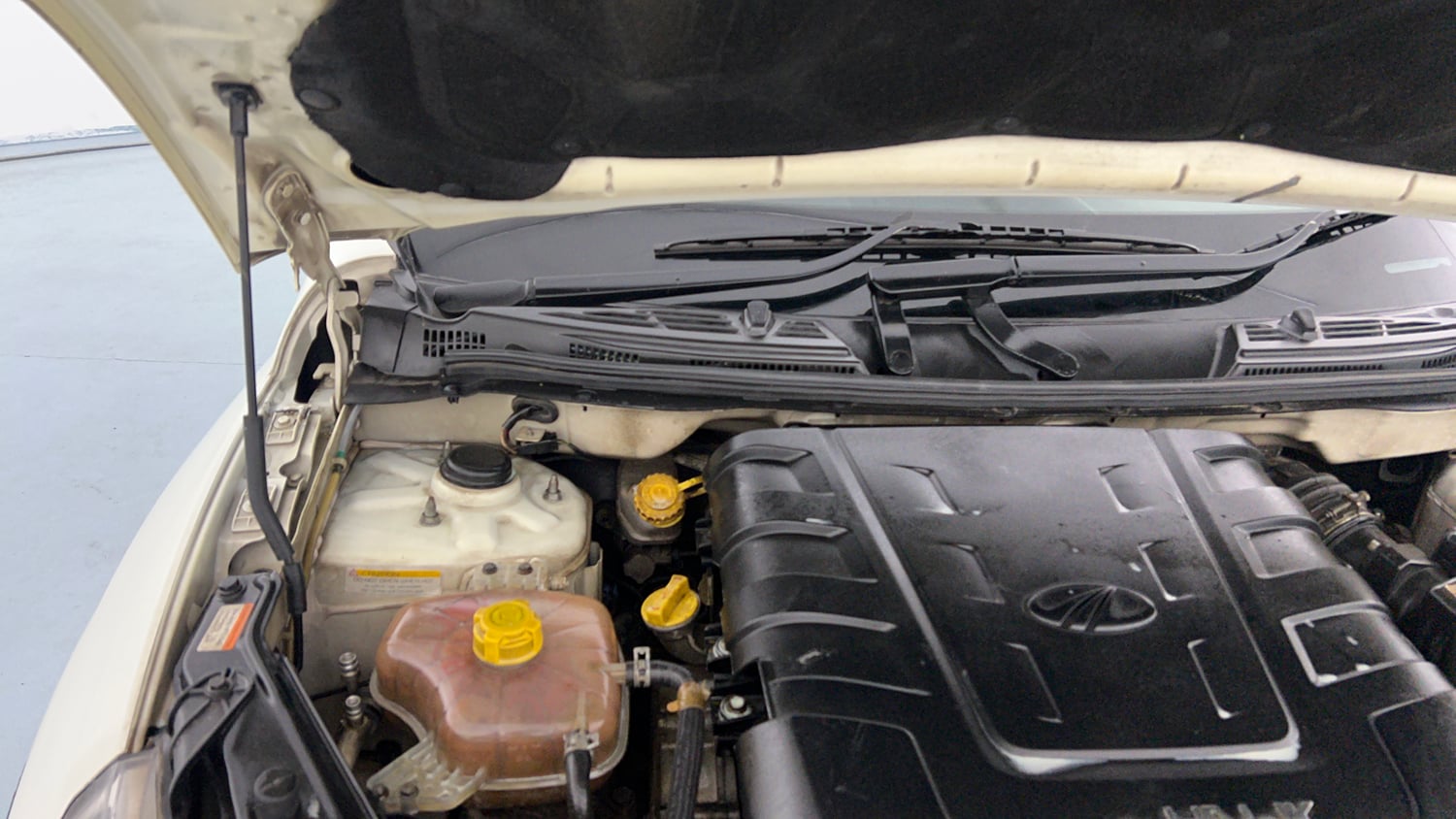 Used 2018 Mahindra XUV500 W7 AT Diesel Automatic engine ENGINE RIGHT SIDE HINGE & APRON VIEW