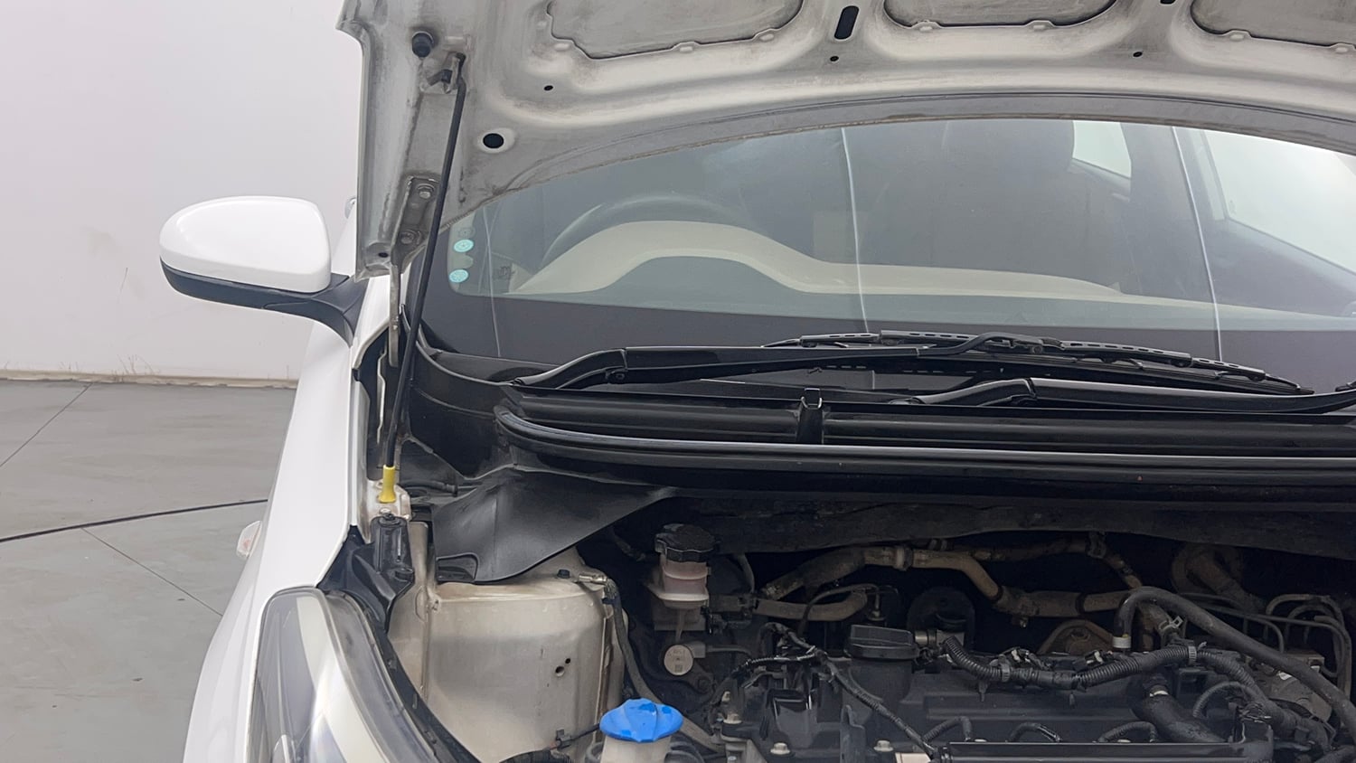 Used 2019 Hyundai Elite i20 Magna Plus 1.2 Petrol Manual engine ENGINE RIGHT SIDE HINGE & APRON VIEW