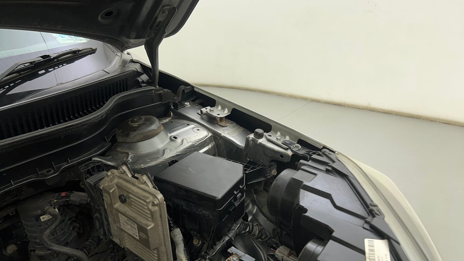 Used 2017 Maruti Suzuki Vitara Brezza [2016-2020] VDi Diesel Manual engine ENGINE LEFT SIDE HINGE & APRON VIEW