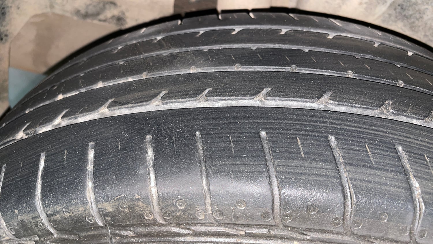 Used 2022 Maruti Suzuki XL6 Alpha Plus AT Petrol Petrol Automatic tyres RIGHT REAR TYRE TREAD VIEW