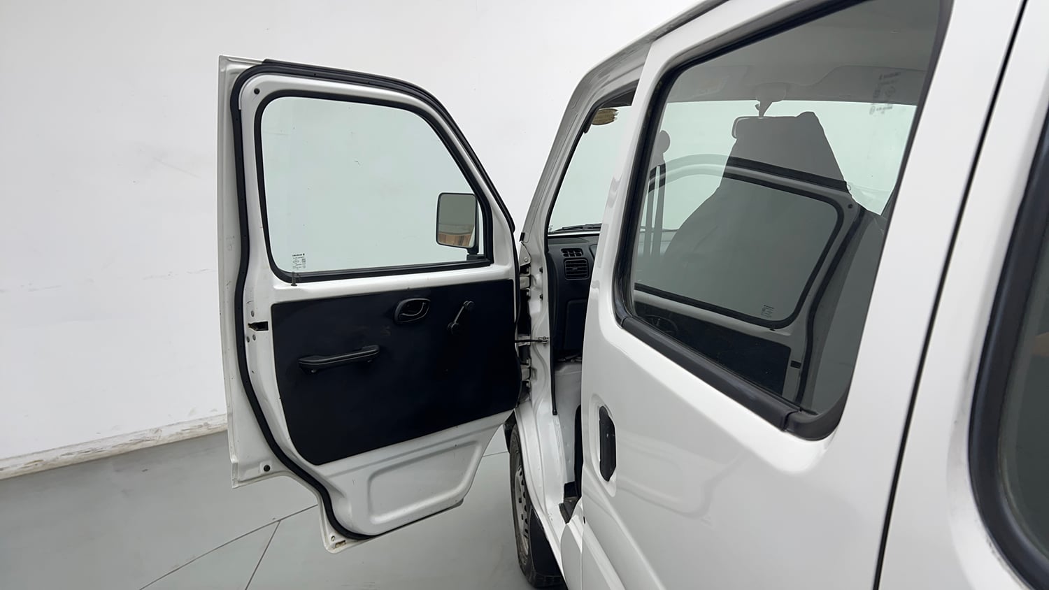 Used 2022 Maruti Suzuki Eeco 5 STR AC (O) Petrol Manual interior LEFT FRONT DOOR OPEN VIEW
