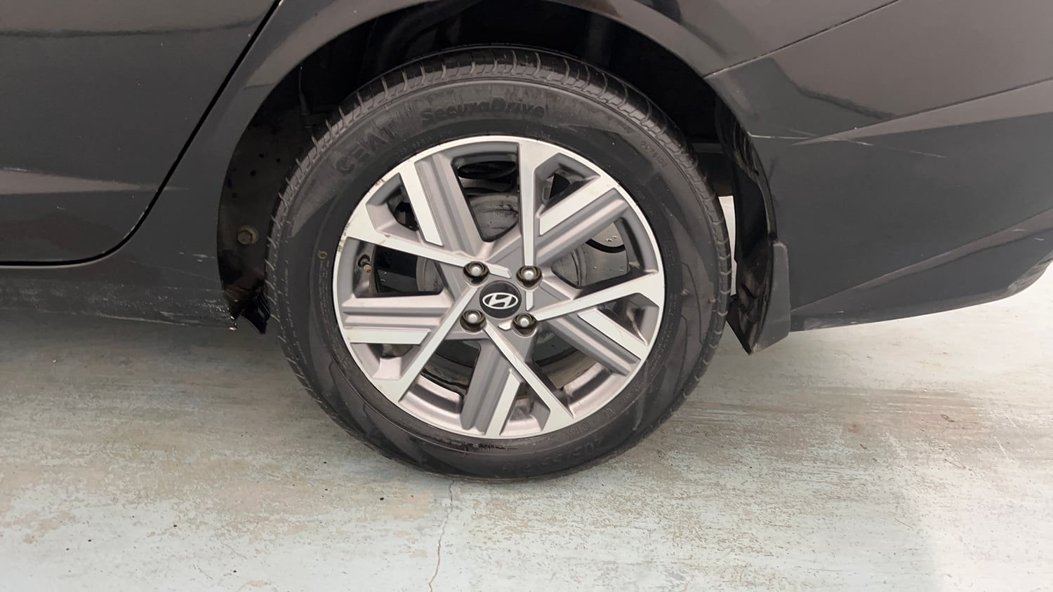 Used 2023 Hyundai Verna SX 1.5 Petrol MT Petrol Manual tyres LEFT REAR TYRE RIM VIEW
