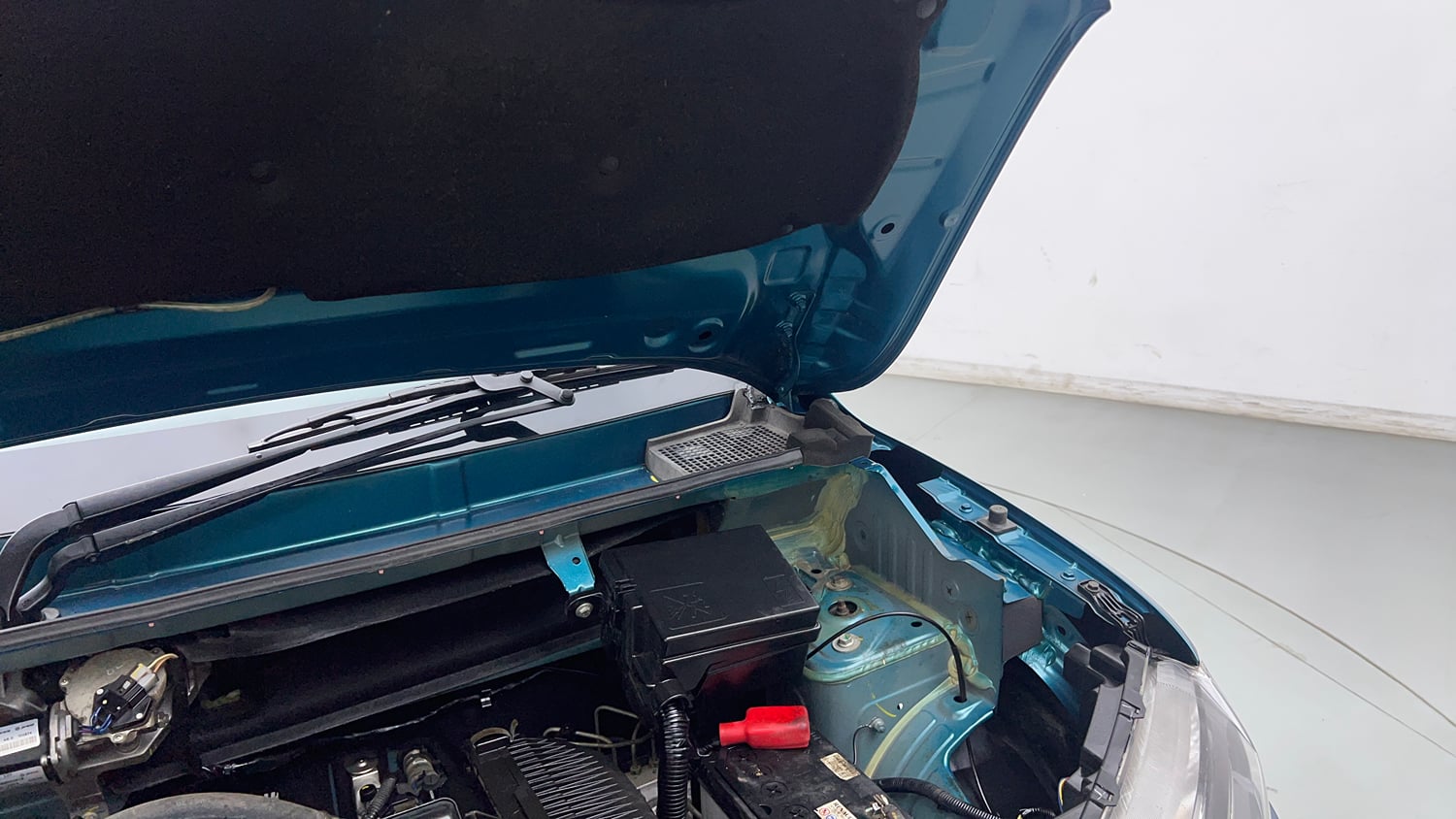 Used 2025 Renault Kwid CLIMBER 1.0 MT Petrol Manual engine ENGINE LEFT SIDE HINGE & APRON VIEW