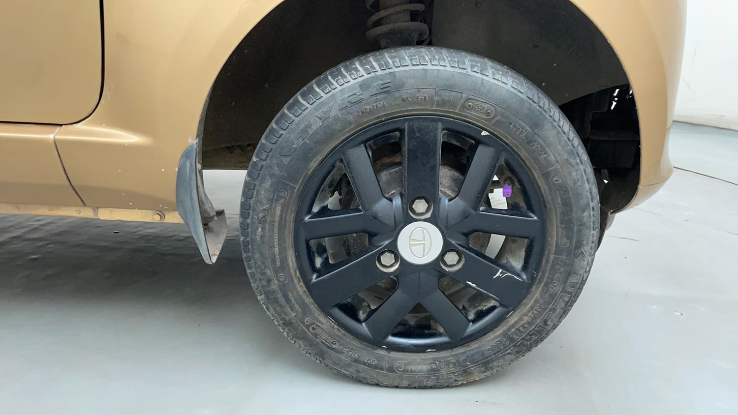 Used 2015 Tata Nano Twist XTA Petrol Automatic tyres RIGHT FRONT TYRE RIM VIEW