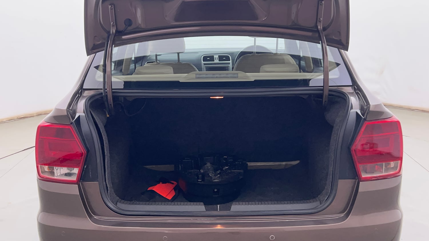 Used 2018 Volkswagen Ameo Highline1.2L Plus (P) 16 Alloy Petrol Manual interior DICKY INSIDE VIEW