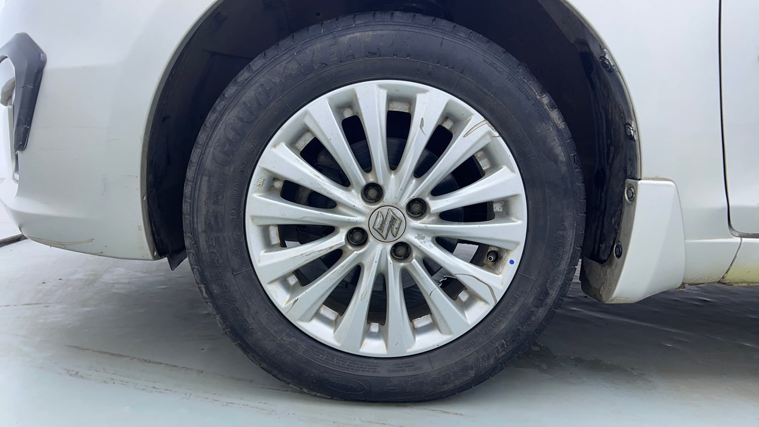 Used 2017 Maruti Suzuki Ciaz Zeta 1.4 AT Petrol Automatic tyres LEFT FRONT TYRE RIM VIEW