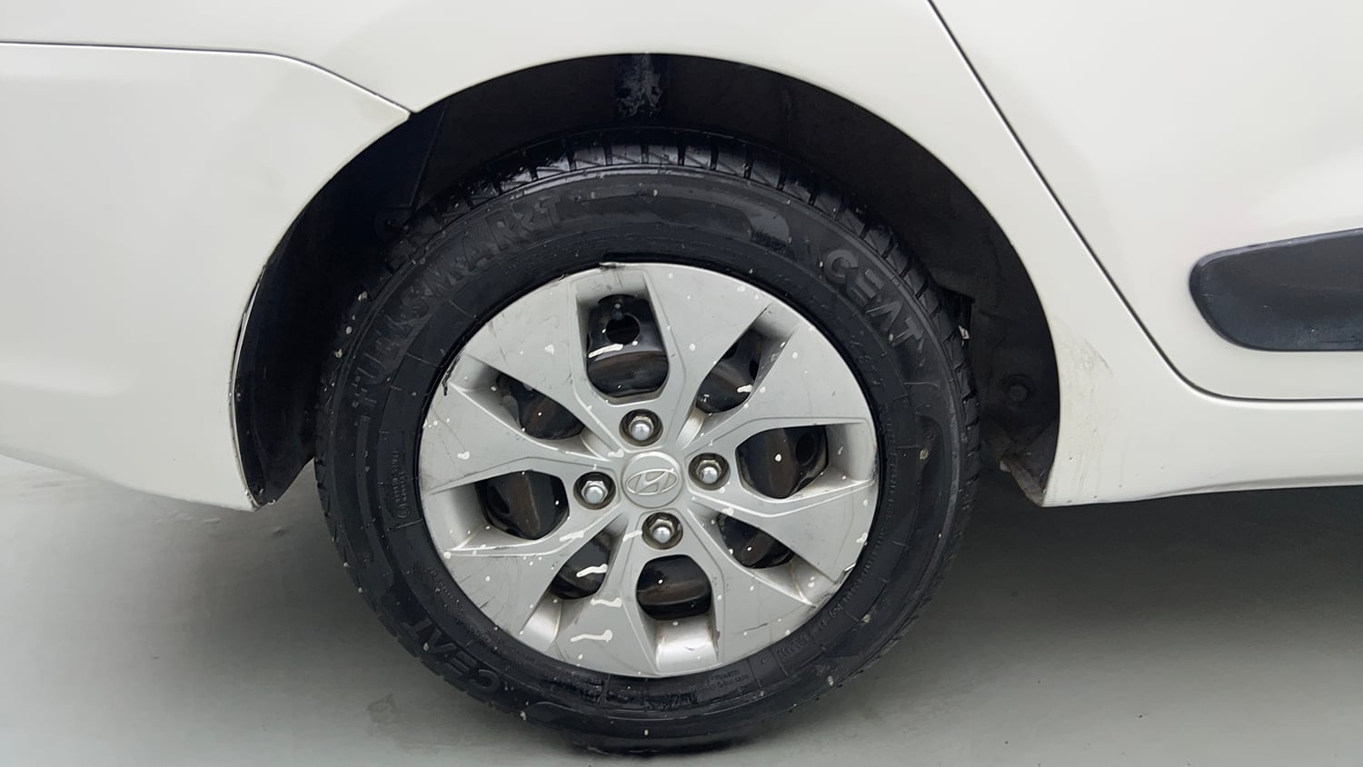 Used 2016 Hyundai Xcent S 1.2 Petrol Manual tyres RIGHT REAR TYRE RIM VIEW