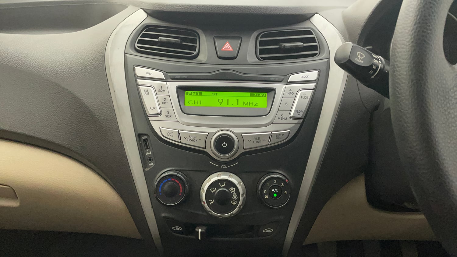 Used 2015 Hyundai Eon Magna + Petrol Manual top_features Integrated (in-dash) music system