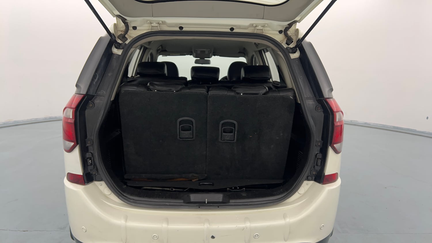 Used 2018 Mahindra XUV500 W7 AT Diesel Automatic interior DICKY INSIDE VIEW