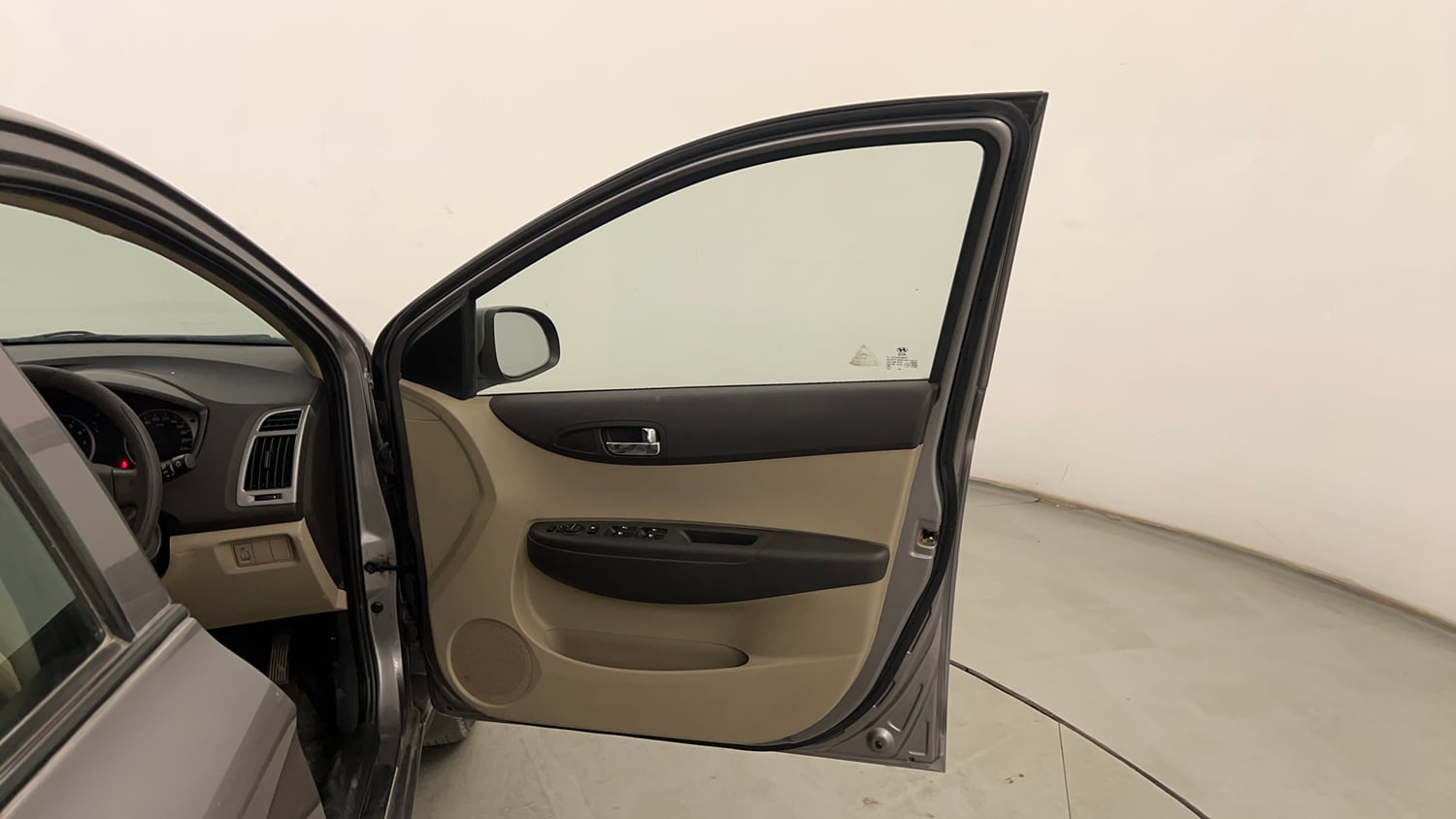Used 2013 Hyundai i20 Magna 1.2 Petrol Manual interior RIGHT FRONT DOOR OPEN VIEW