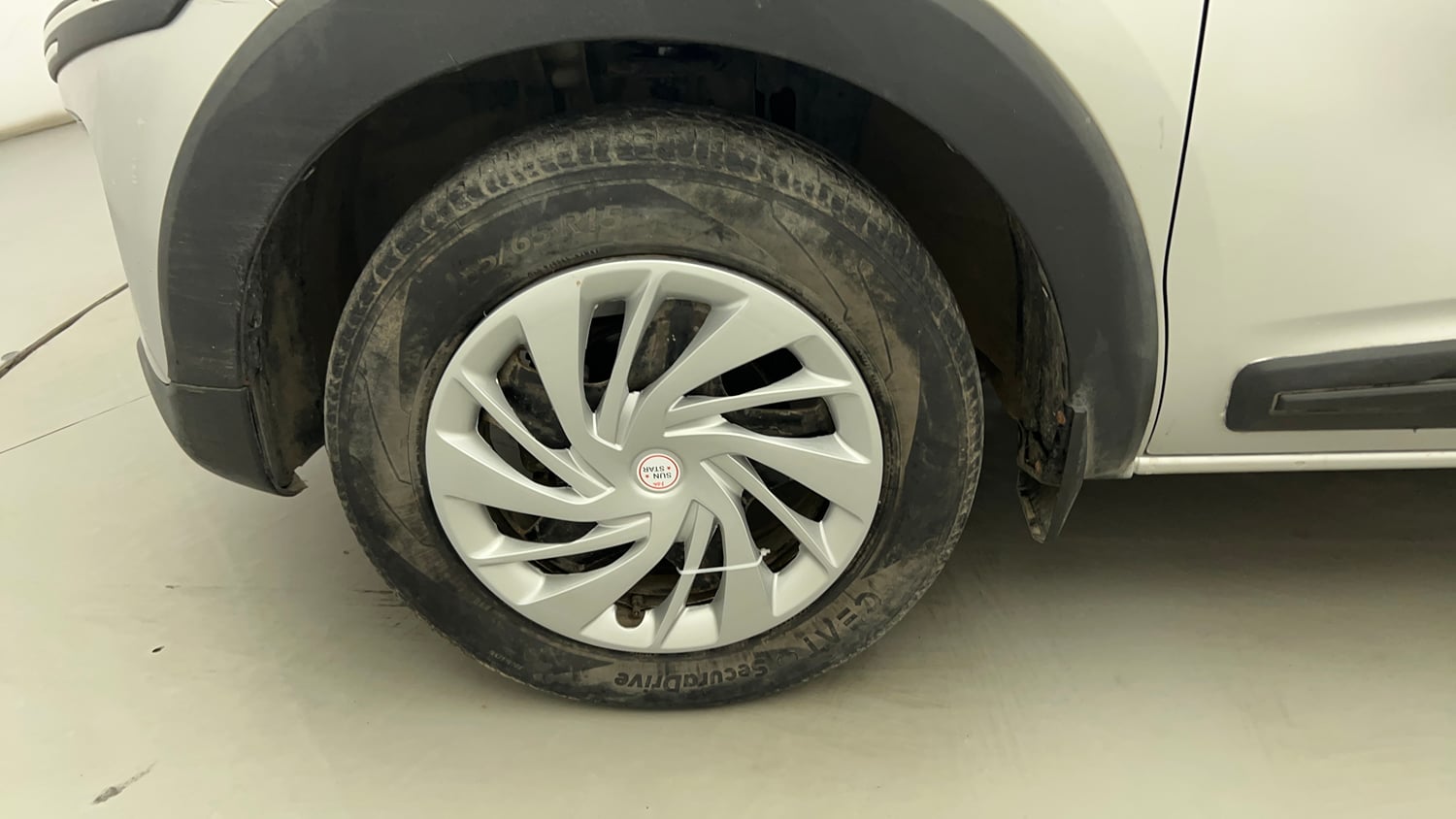 Used 2021 Renault Triber RXZ EASY-R AMT Petrol Automatic tyres LEFT FRONT TYRE RIM VIEW