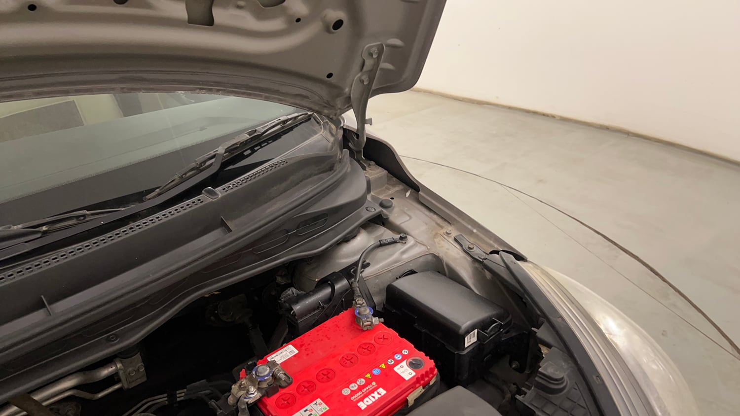 Used 2013 Hyundai i20 Magna 1.2 Petrol Manual engine ENGINE LEFT SIDE HINGE & APRON VIEW