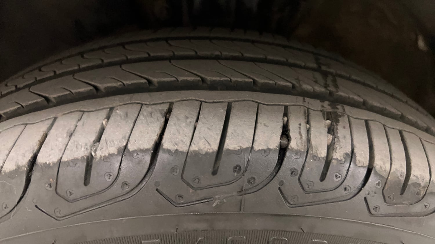 Used 2018 Volkswagen Ameo Comfortline 1.2L (P) Petrol Manual tyres LEFT FRONT TYRE TREAD VIEW