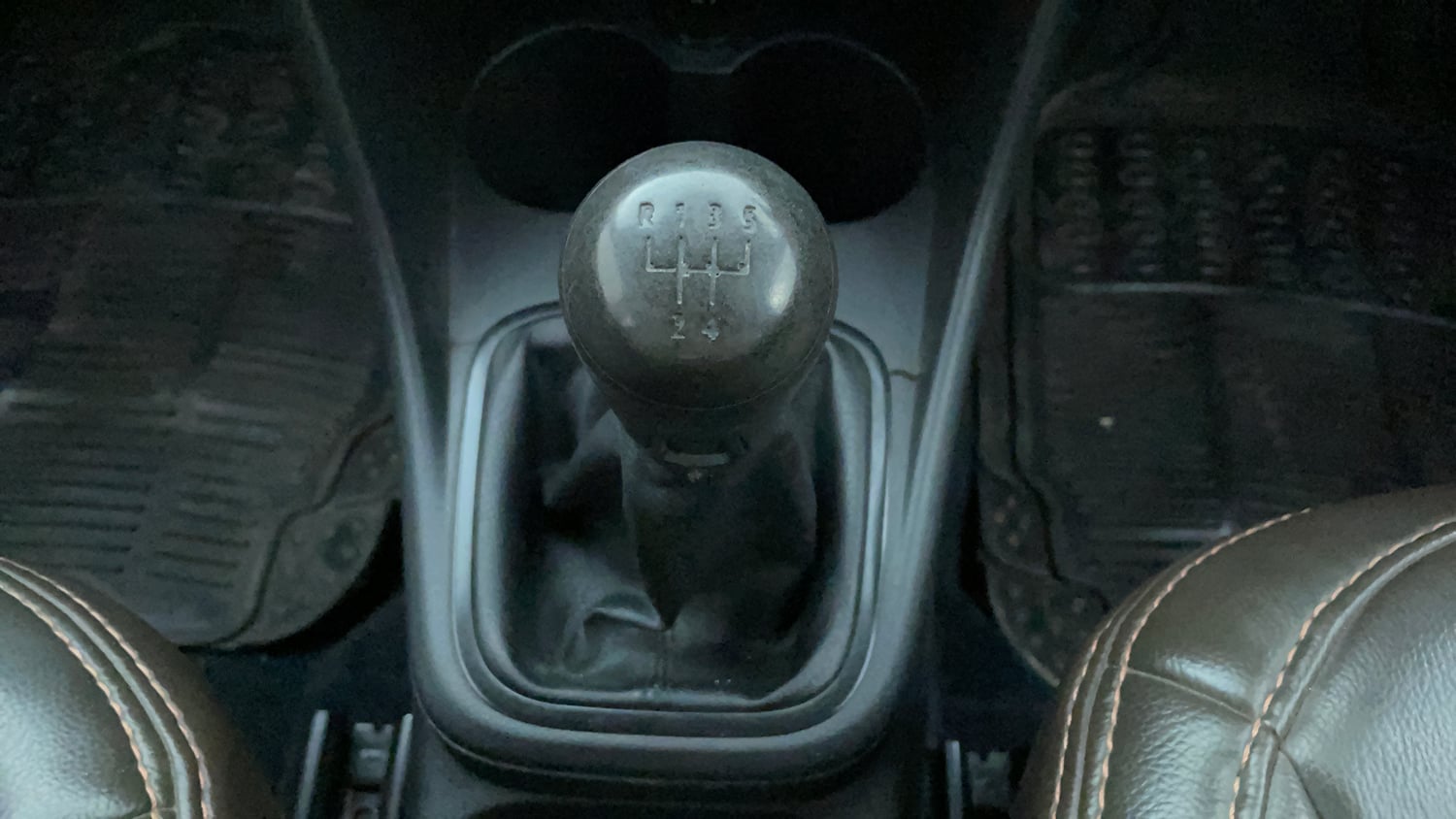 Used 2015 Volkswagen Polo Trendline 1.2L (P) Petrol Manual interior GEAR  KNOB VIEW