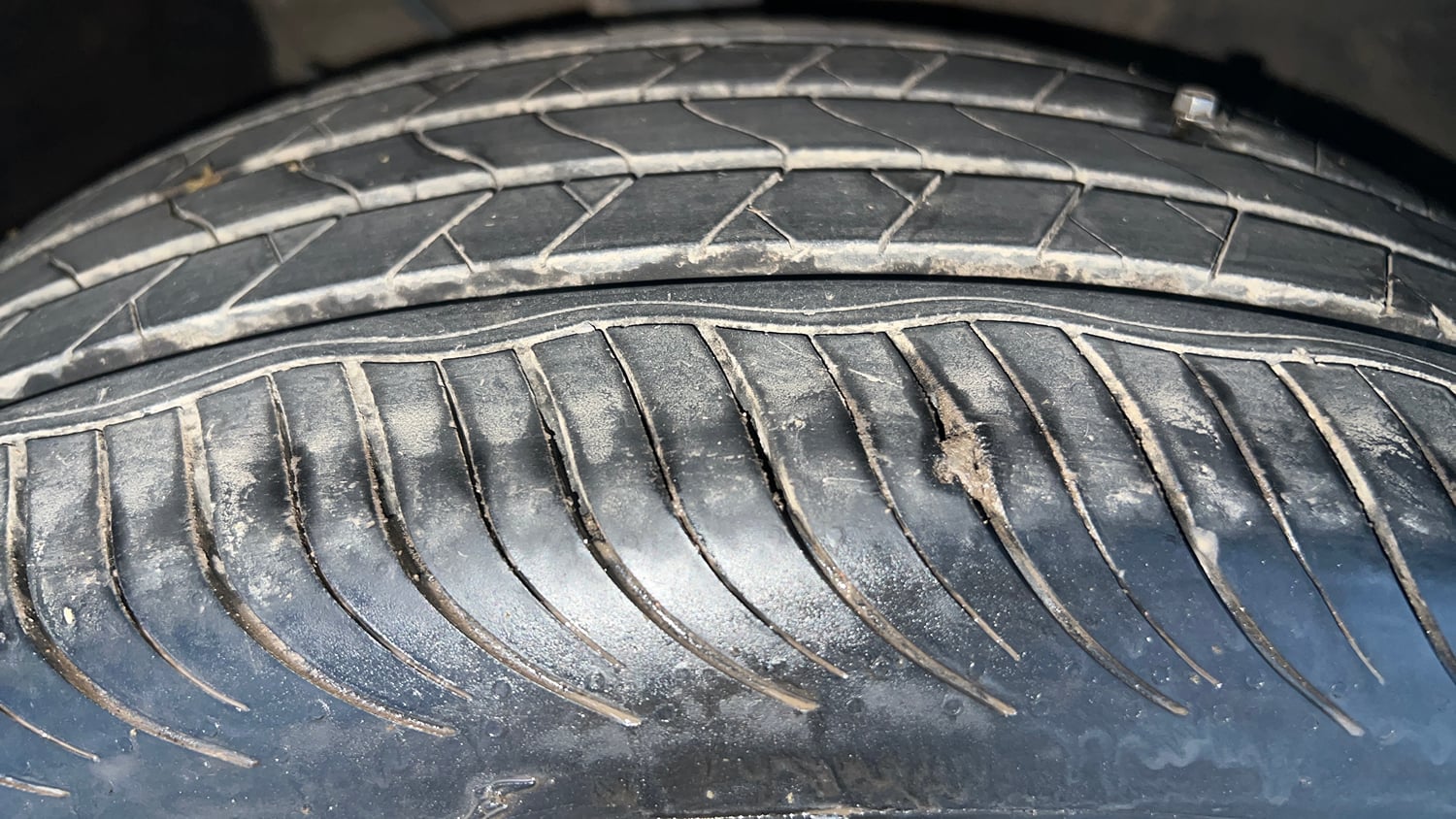 Used 2023 Mahindra XUV700 AX 3 Diesel MT 7 STR Diesel Manual tyres RIGHT FRONT TYRE TREAD VIEW