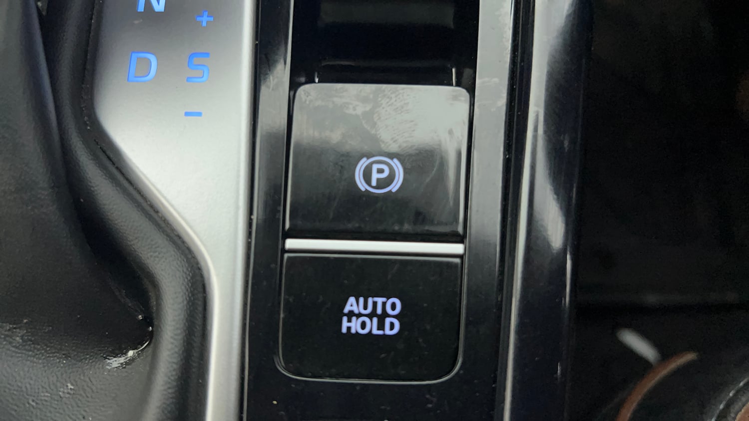 Used 2024 Hyundai Alcazar Signature (O) 7 STR 1.5 Petrol DCT Petrol Automatic top_features Electronic parking brake