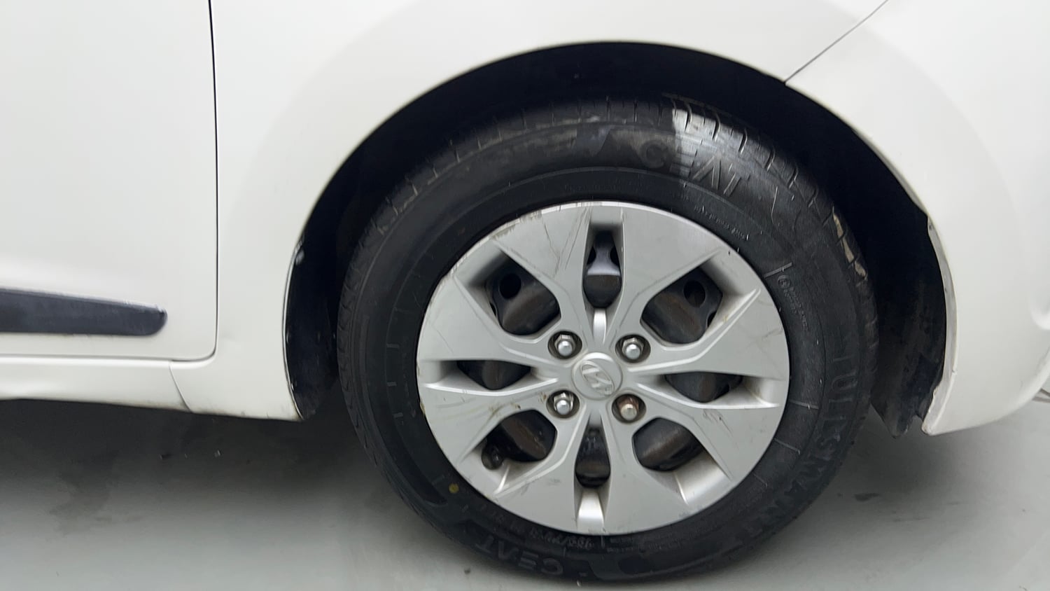 Used 2016 Hyundai Xcent S 1.2 Petrol Manual tyres RIGHT FRONT TYRE RIM VIEW