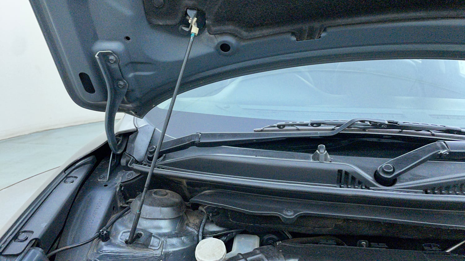 Used 2021 Maruti Suzuki Baleno Zeta Automatic Petrol Automatic engine ENGINE RIGHT SIDE HINGE & APRON VIEW