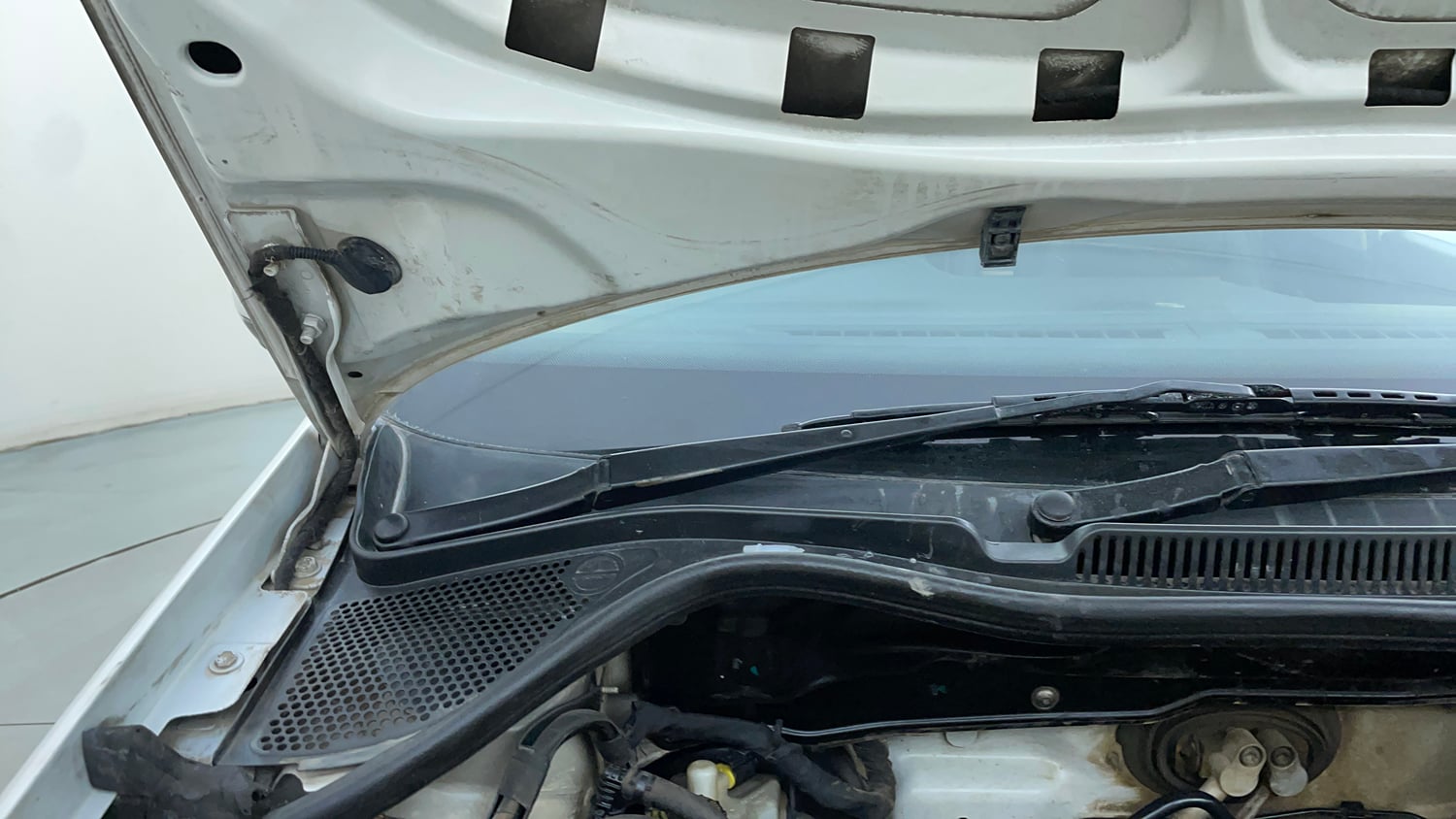 Used 2015 Volkswagen Polo Trendline 1.2L (P) Petrol Manual engine ENGINE RIGHT SIDE HINGE & APRON VIEW