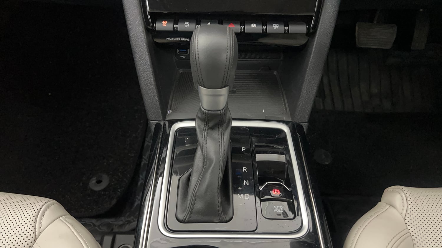 Used 2024 Mahindra XUV700 AX7 Luxury Pack Petrol AT 7 STR Petrol Automatic interior GEAR  KNOB VIEW