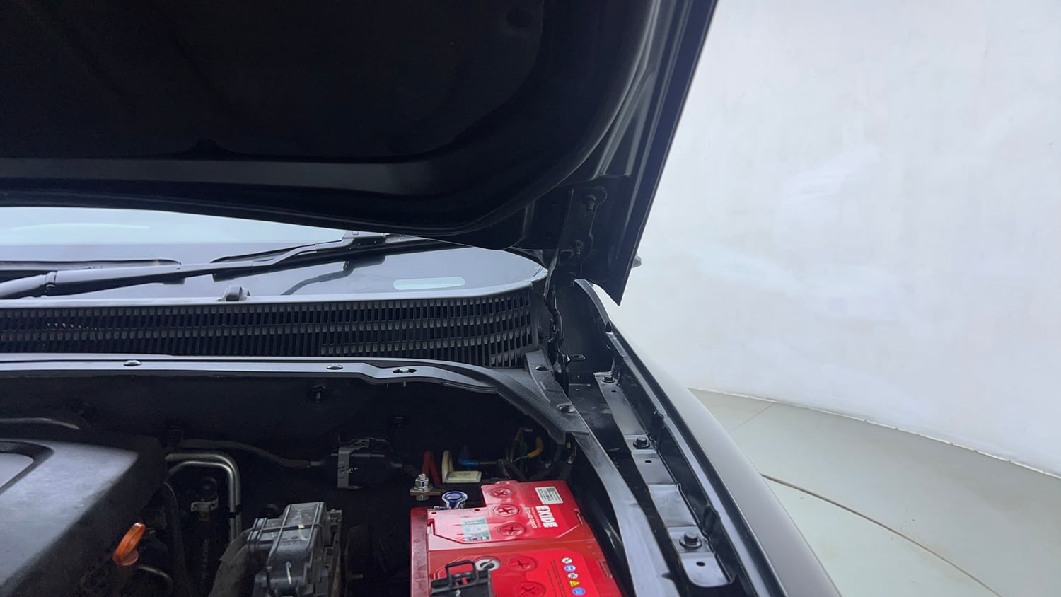 Used 2022 Mahindra Scorpio N Z8 L Petrol AT 7 STR Petrol Automatic engine ENGINE LEFT SIDE HINGE & APRON VIEW