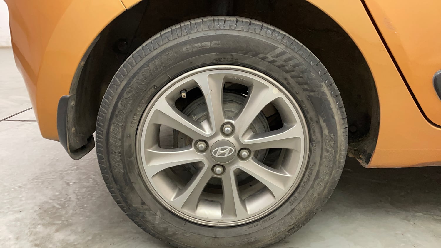Used 2015 Hyundai Grand i10 Asta 1.2 Kappa VTVT Petrol Manual tyres RIGHT REAR TYRE RIM VIEW