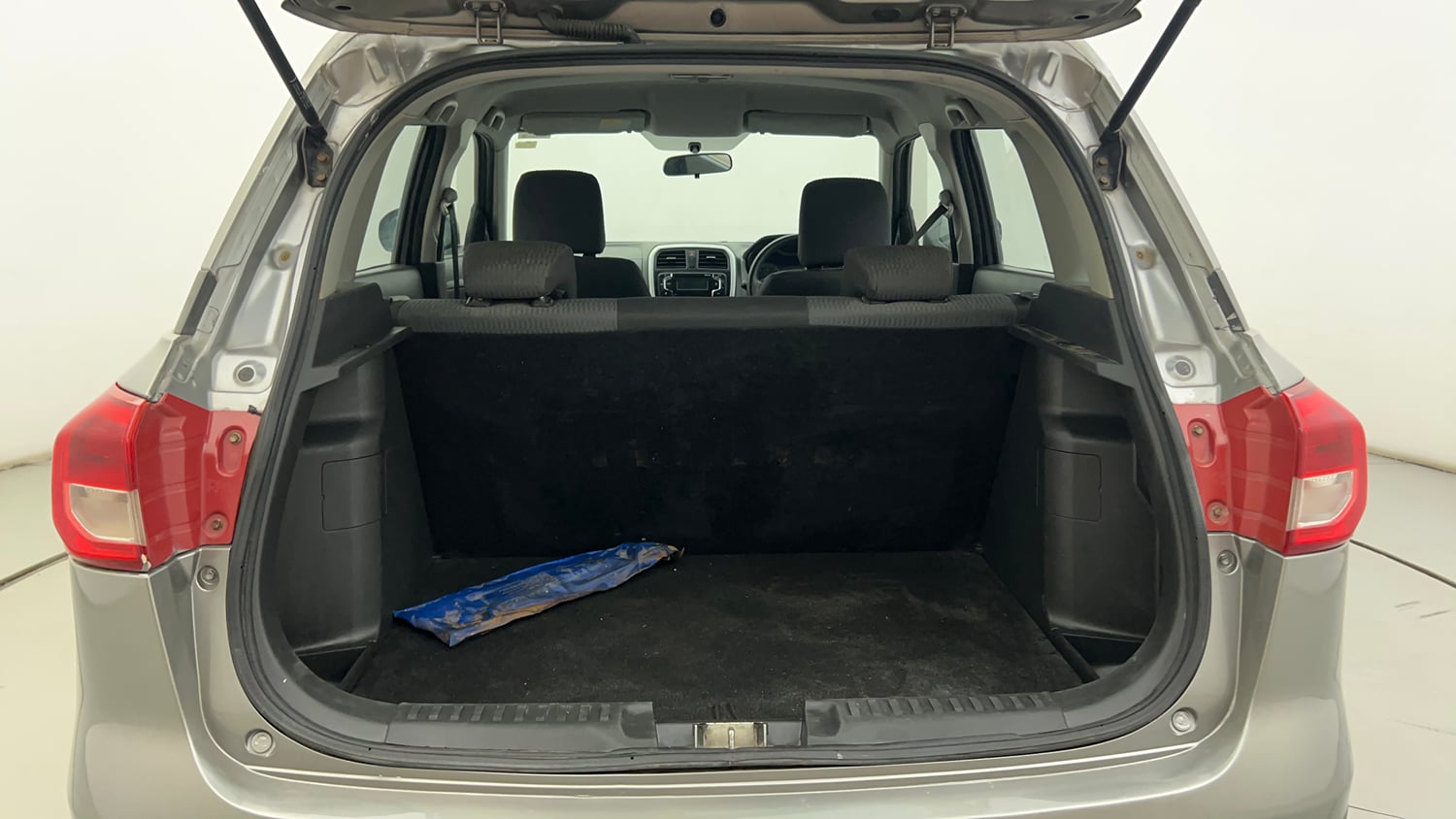 Used 2017 Maruti Suzuki Vitara Brezza [2016-2020] VDi Diesel Manual interior DICKY INSIDE VIEW