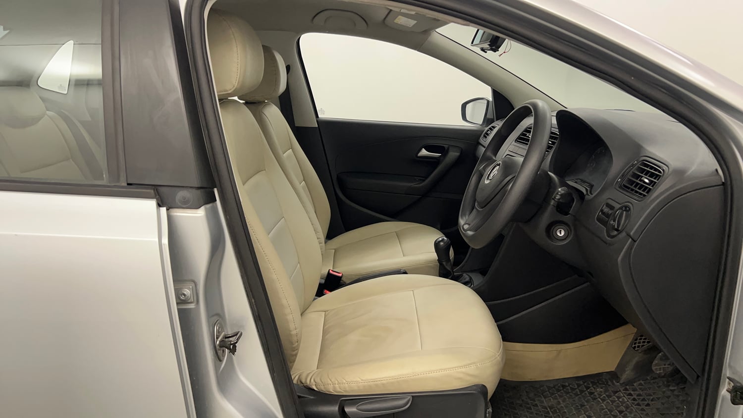 Used 2018 Volkswagen Ameo Comfortline 1.2L (P) Petrol Manual interior RIGHT SIDE FRONT DOOR CABIN VIEW