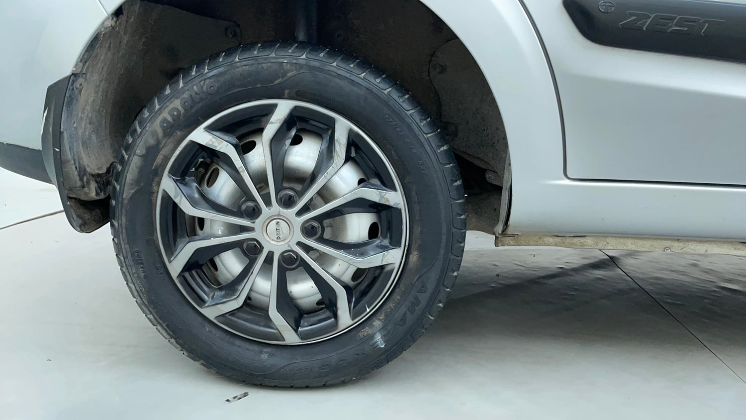 Used 2017 Tata Zest XE Petrol Petrol Manual tyres RIGHT REAR TYRE RIM VIEW