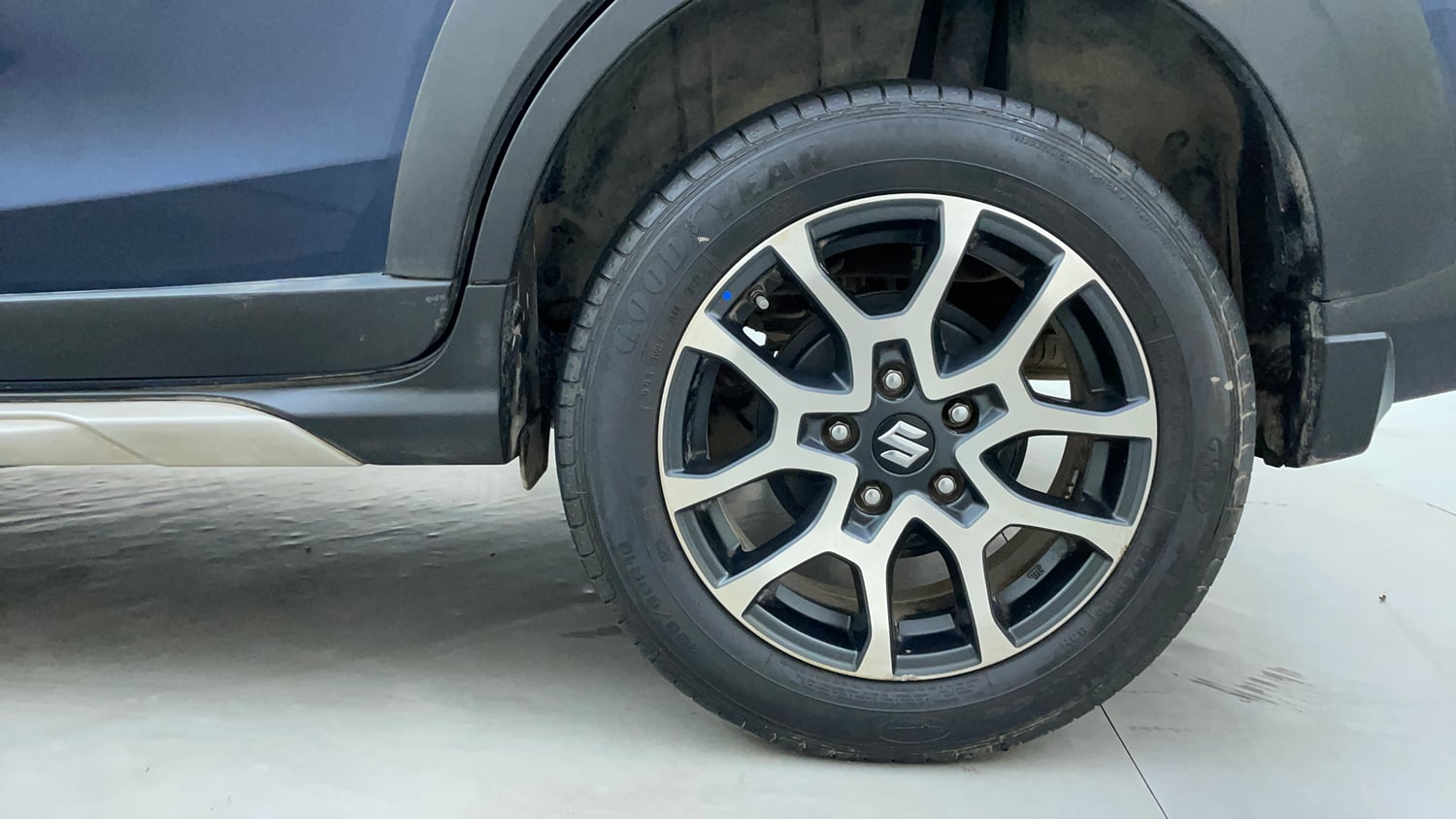 Used 2022 Maruti Suzuki XL6 Alpha Plus AT Petrol Petrol Automatic tyres LEFT REAR TYRE RIM VIEW