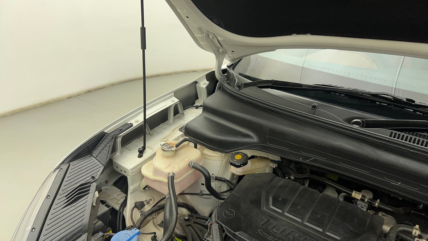 Used 2024 Hyundai Alcazar Signature (O) 7 STR 1.5 Petrol DCT Petrol Automatic engine ENGINE RIGHT SIDE HINGE & APRON VIEW