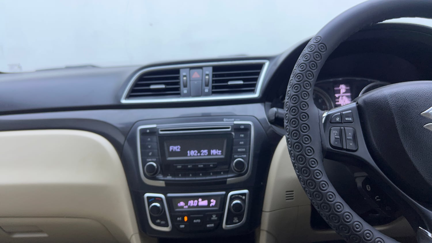 Used 2017 Maruti Suzuki Ciaz Zeta 1.4 AT Petrol Automatic interior MUSIC SYSTEM & AC CONTROL VIEW