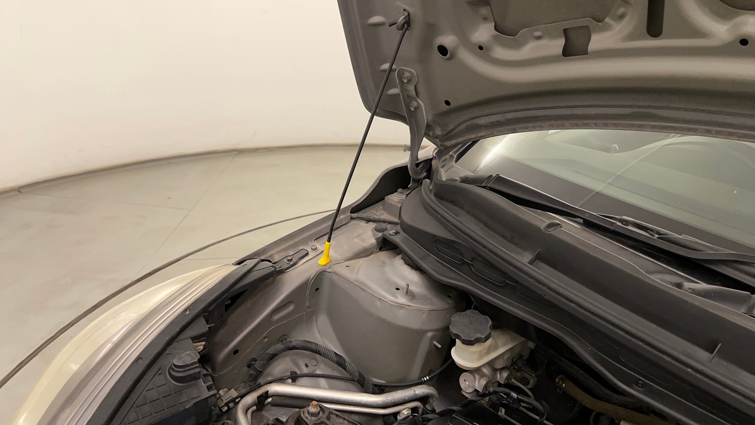 Used 2013 Hyundai i20 Magna 1.2 Petrol Manual engine ENGINE RIGHT SIDE HINGE & APRON VIEW
