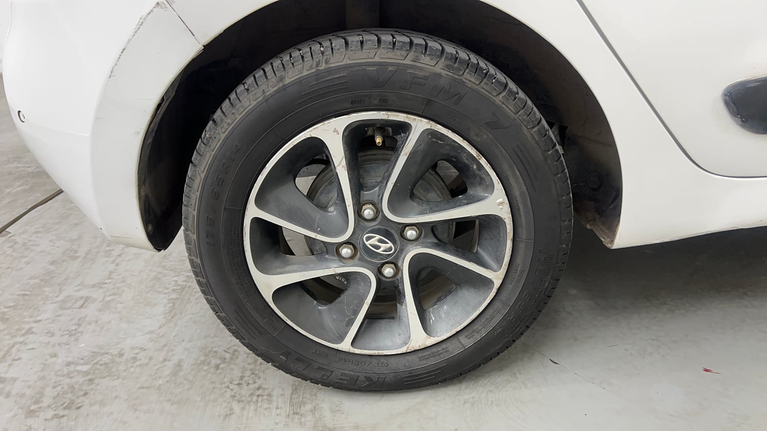 Used 2018 Hyundai Grand i10 Sportz (O) AT 1.2 Kappa VTVT Petrol Automatic tyres RIGHT REAR TYRE RIM VIEW