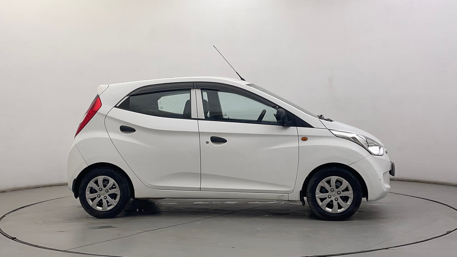Used 2015 Hyundai Eon Magna + Petrol Manual exterior RIGHT SIDE VIEW