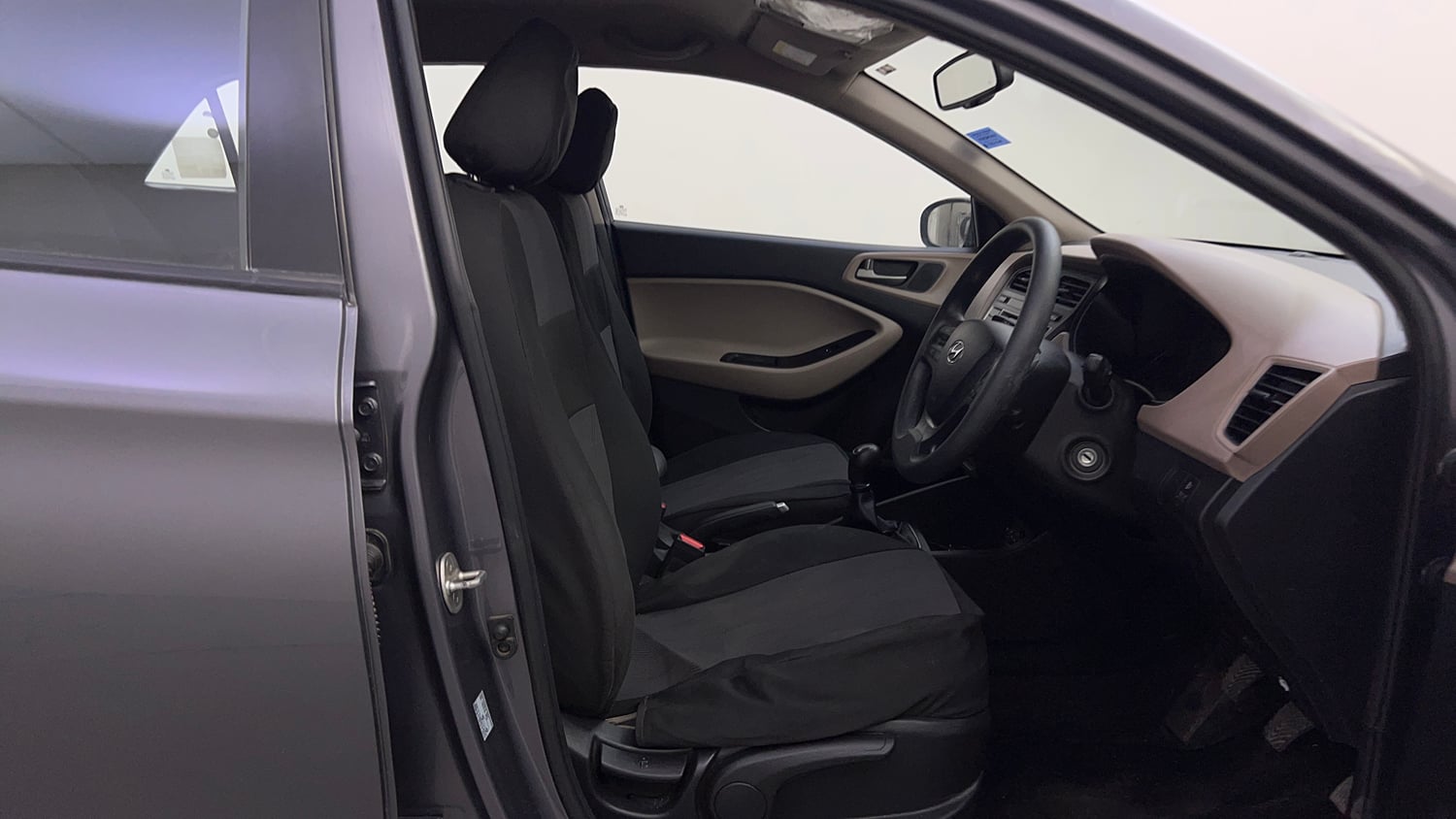 Used 2017 Hyundai Elite i20 Sportz 1.2 Petrol Manual interior RIGHT SIDE FRONT DOOR CABIN VIEW