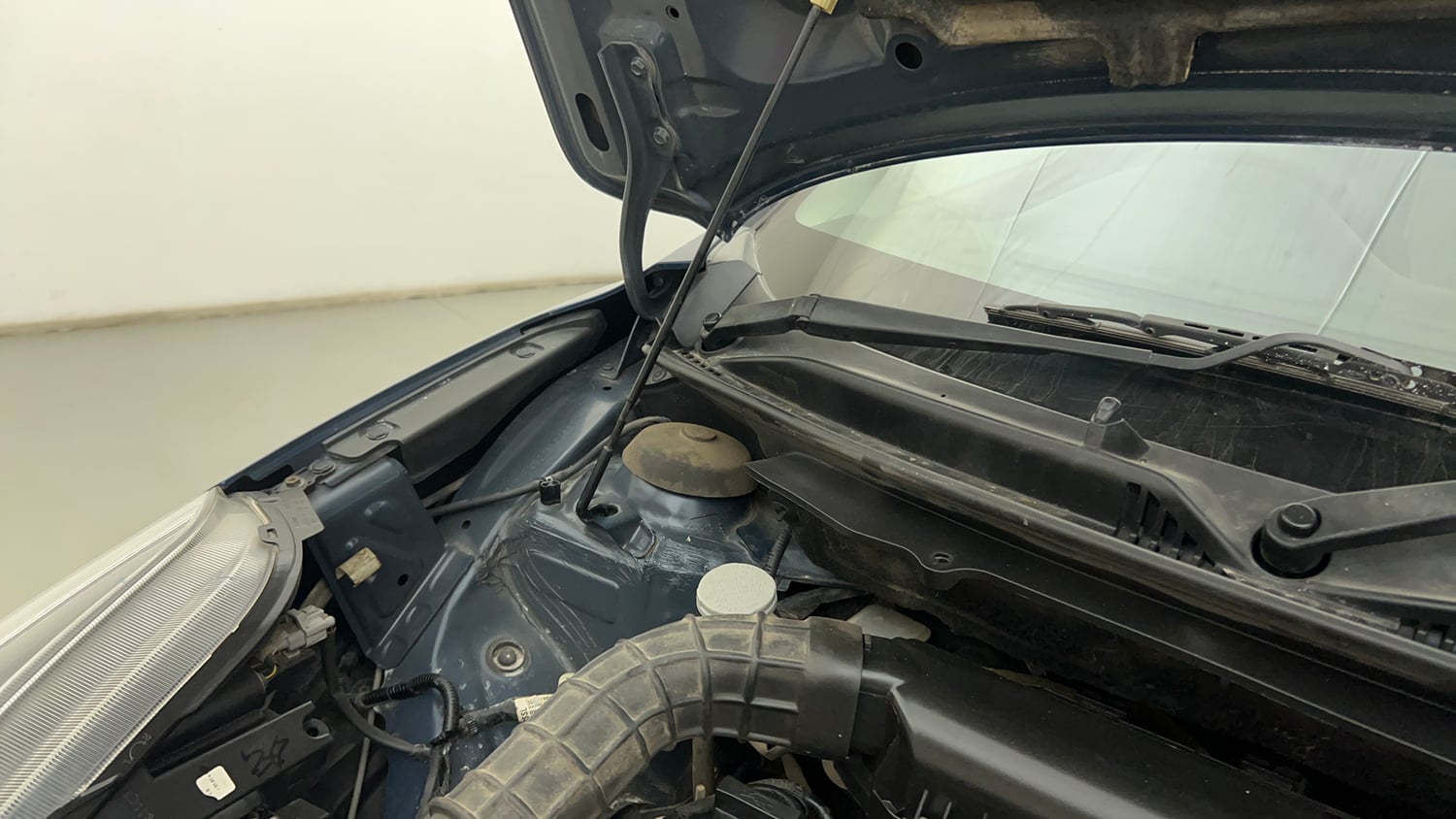 Used 2020 Maruti Suzuki Baleno Alpha Petrol Manual engine ENGINE RIGHT SIDE HINGE & APRON VIEW