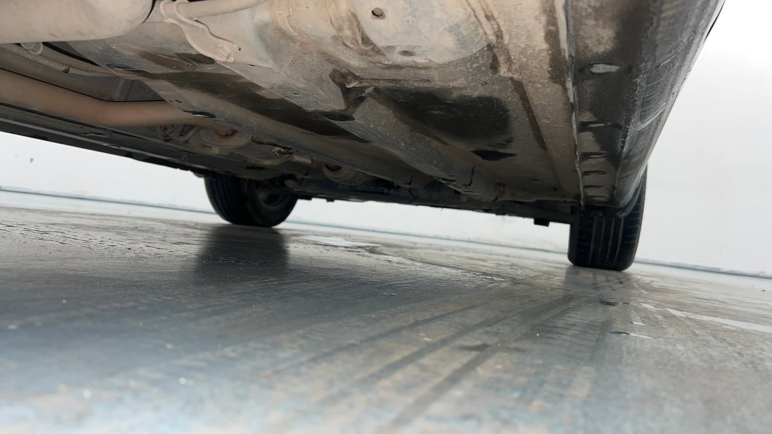 Used 2023 Hyundai Verna SX 1.5 Petrol MT Petrol Manual extra REAR RIGHT UNDERBODY VIEW