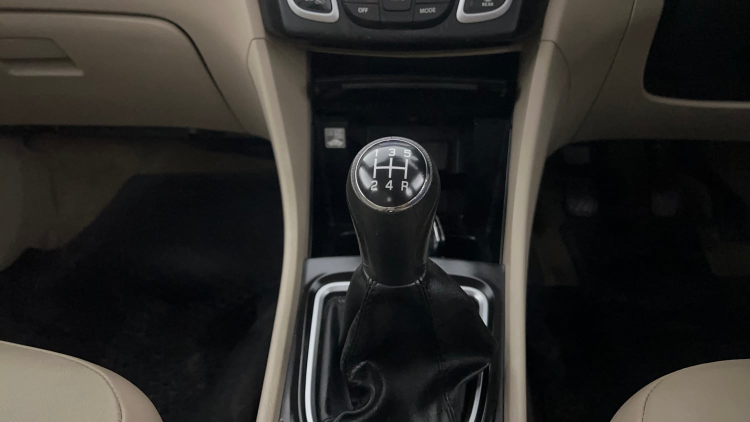 Used 2019 Maruti Suzuki Ciaz Alpha Hybrid 1.5 Petrol Manual interior GEAR  KNOB VIEW