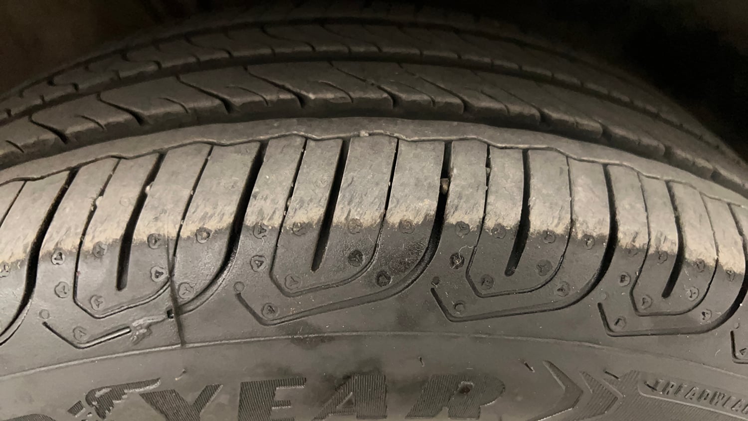 Used 2018 Volkswagen Ameo Comfortline 1.2L (P) Petrol Manual tyres RIGHT FRONT TYRE TREAD VIEW