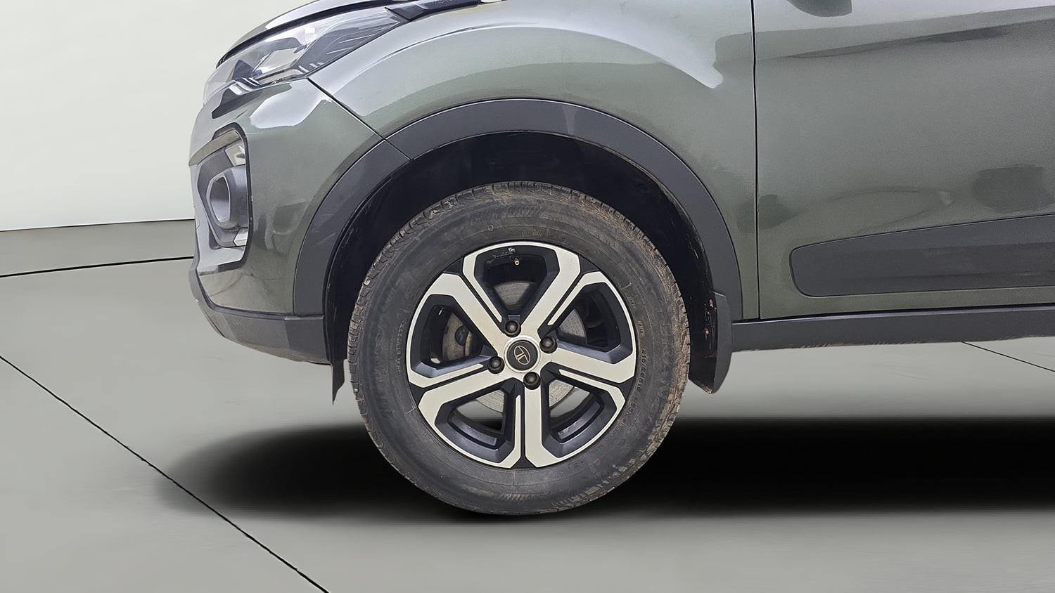 Used 2023 Tata Nexon XZ Plus LUXS Petrol Manual tyres LEFT FRONT TYRE RIM VIEW