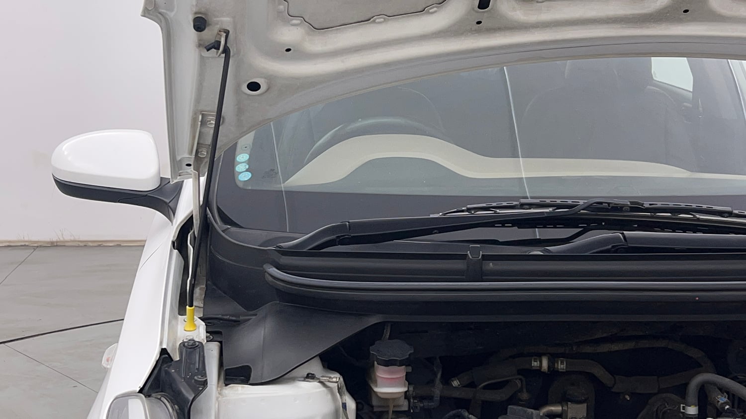 Used 2019 Hyundai Elite i20 Magna Plus 1.2 Petrol Manual engine ENGINE RIGHT SIDE HINGE & APRON VIEW