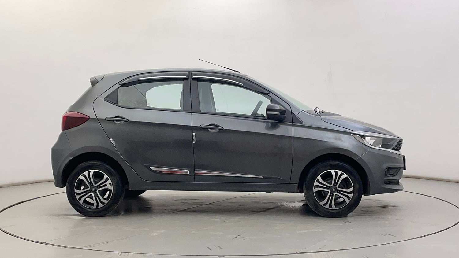 Used 2024 Tata Tiago XT Rhythm iCNG Cng Manual exterior RIGHT SIDE VIEW