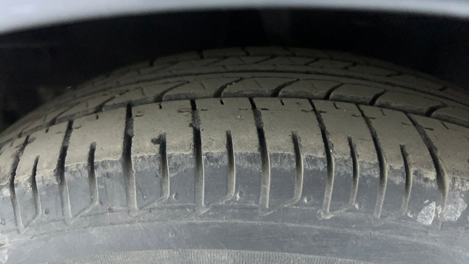 Used 2016 Hyundai i10 Sportz 1.1 iRDE2 Petrol Manual tyres LEFT FRONT TYRE TREAD VIEW
