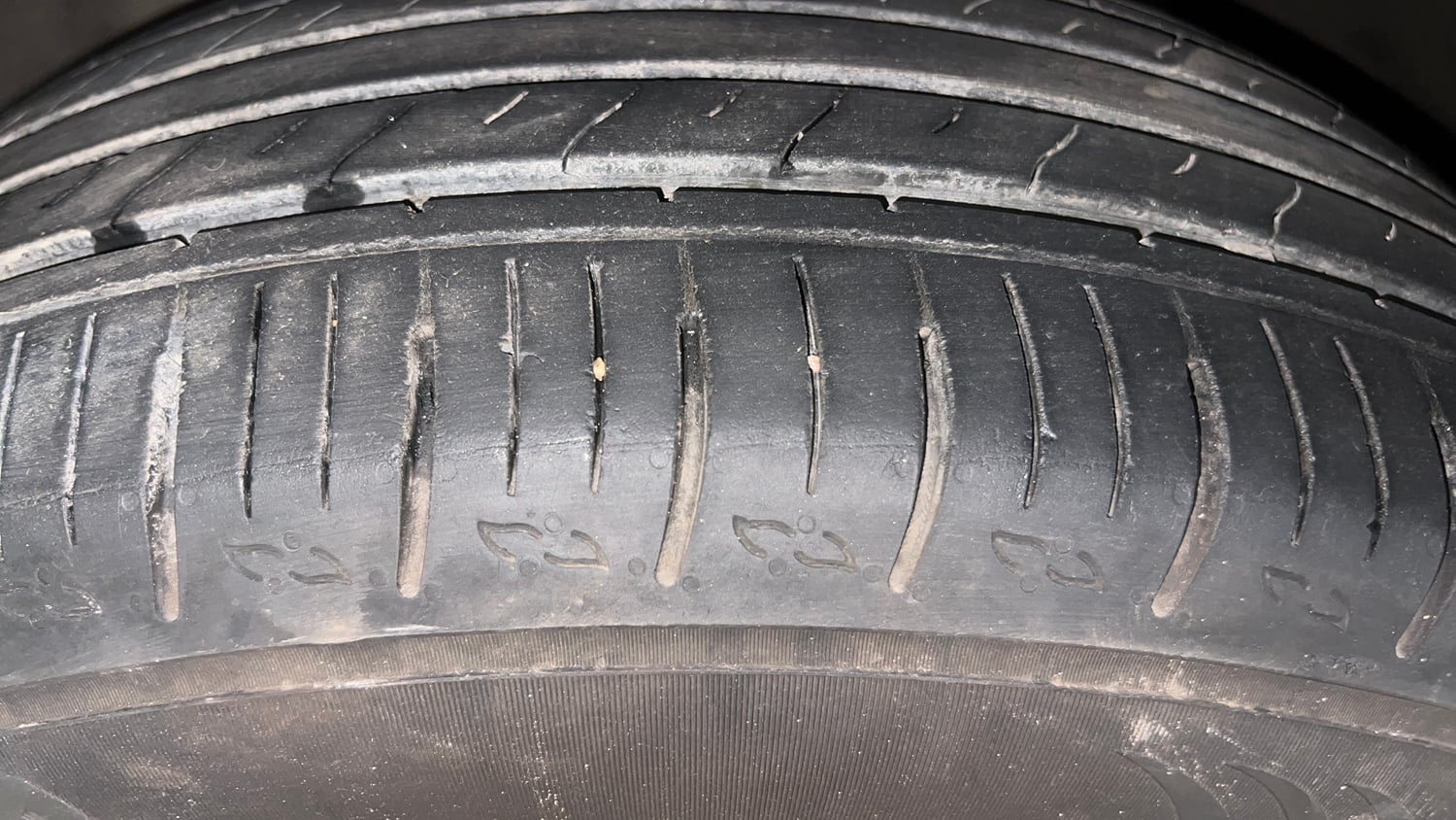 Used 2022 Mahindra XUV700 AX 5 Diesel AT 7 STR Diesel Automatic tyres LEFT FRONT TYRE TREAD VIEW