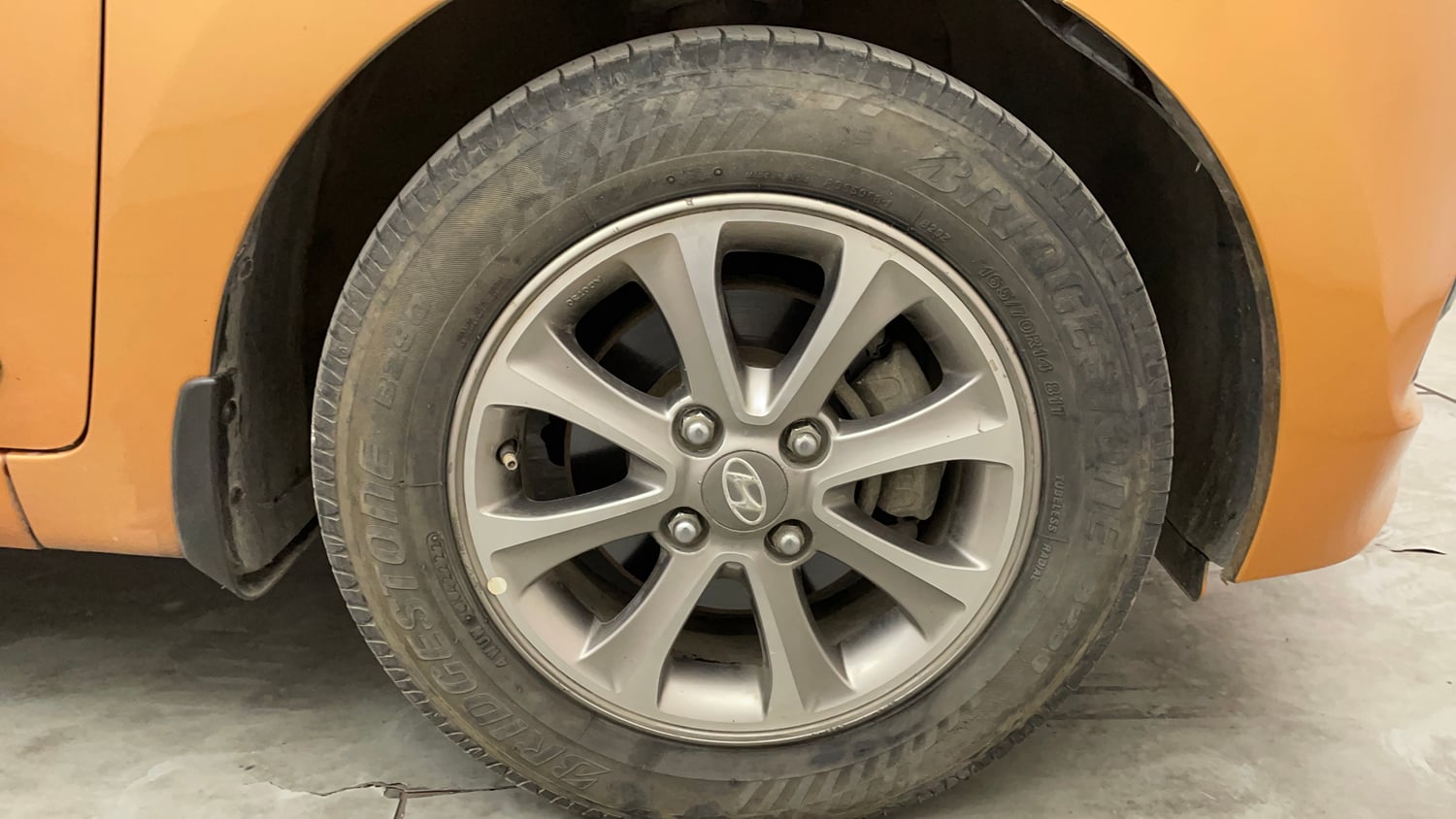 Used 2015 Hyundai Grand i10 Asta 1.2 Kappa VTVT Petrol Manual tyres RIGHT FRONT TYRE RIM VIEW