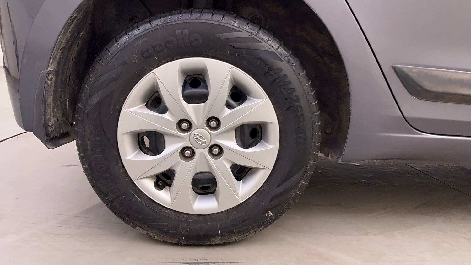 Used 2017 Hyundai Elite i20 Sportz 1.2 Petrol Manual tyres RIGHT REAR TYRE RIM VIEW