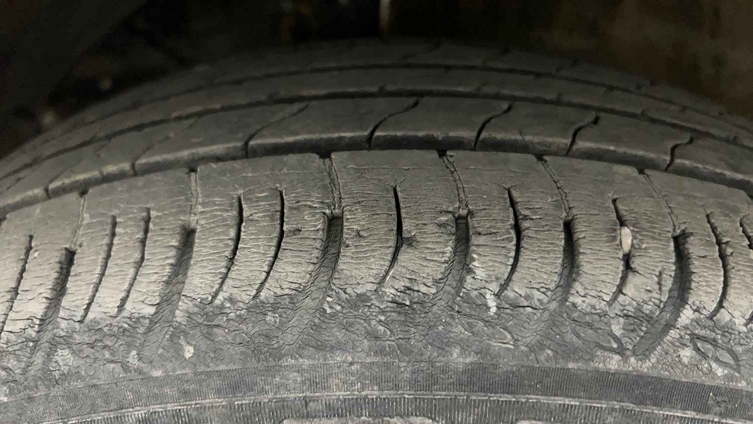 Used 2022 Maruti Suzuki XL6 Alpha MT Petrol Petrol Manual tyres LEFT FRONT TYRE TREAD VIEW
